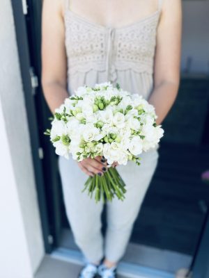 Buchet mireasa frezii albe - imagine 1