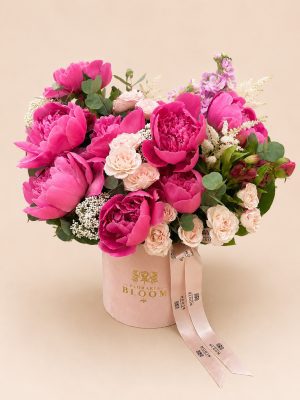 Aranjament Floral cu Bujori Roz în Cutie de catifea