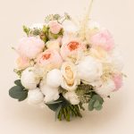Un buchet romantic și rafinat, realizat în nuanțe delicate de alb, ivoire și roz pudrat.