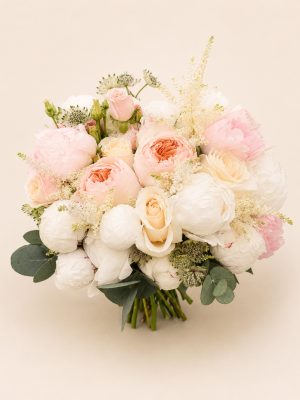 Buchet de Mireasă „Blush Elegance” 1 Un buchet romantic și rafinat, realizat în nuanțe delicate de alb, ivoire și roz pudrat.